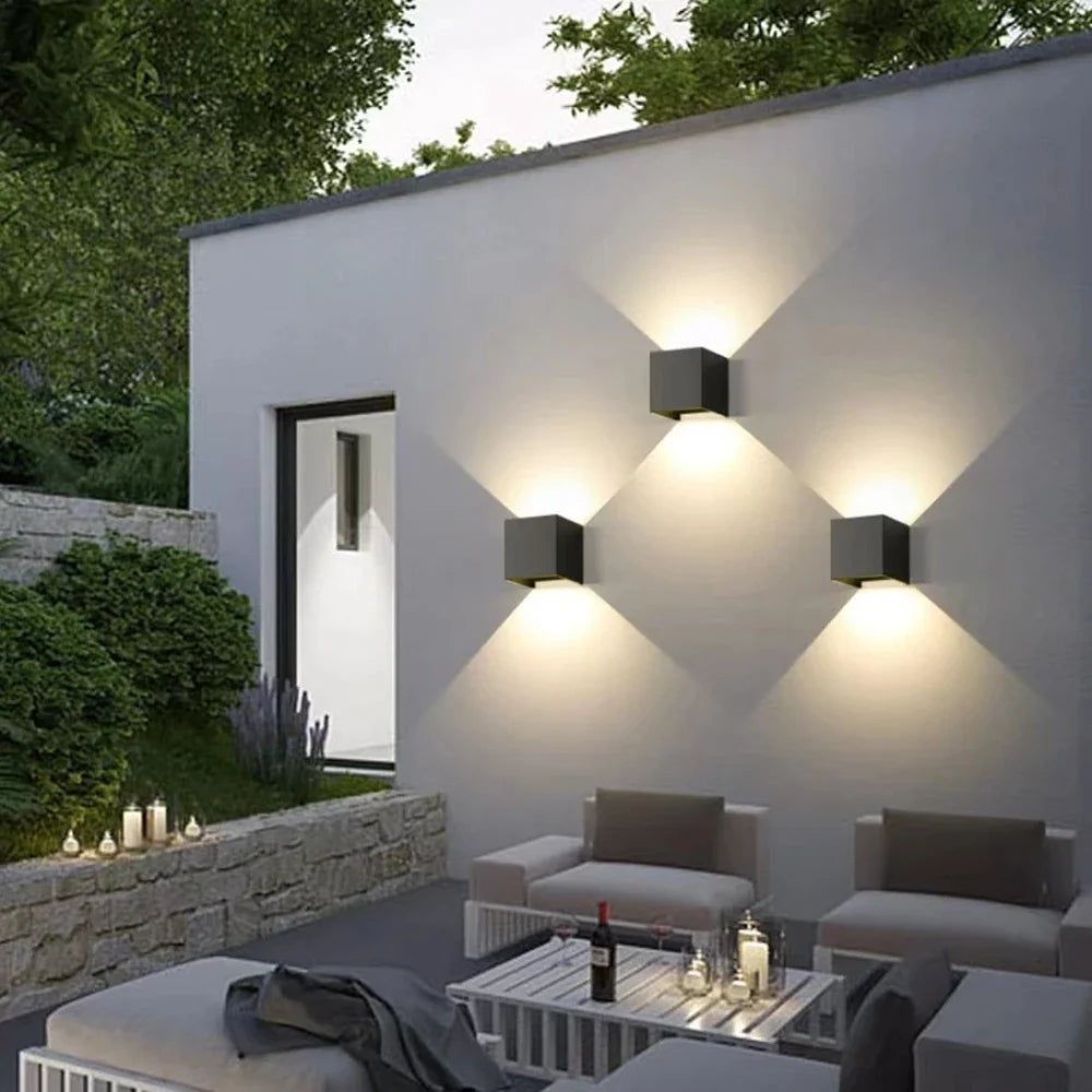 Spot mural IP65 abat-jour carré noir design flux lumineux haut et bas