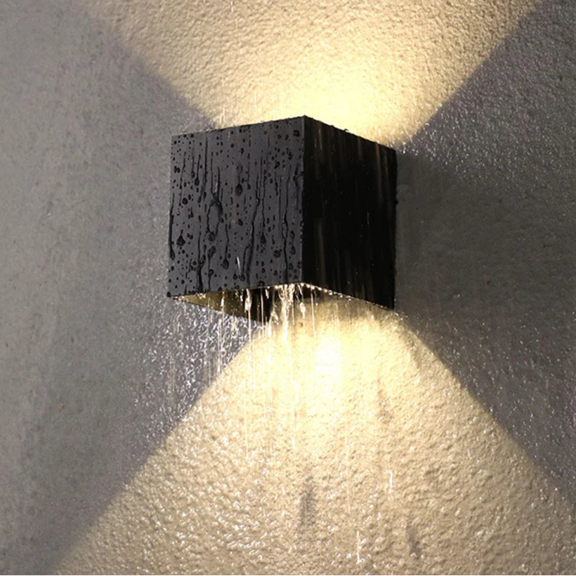 Spot mural IP65 abat-jour carré en aluminium noir sur façade extérieur